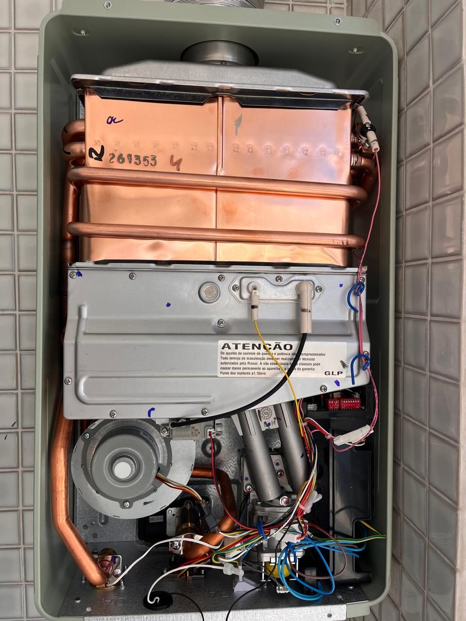 Manutenção interna de aquecedor a gás